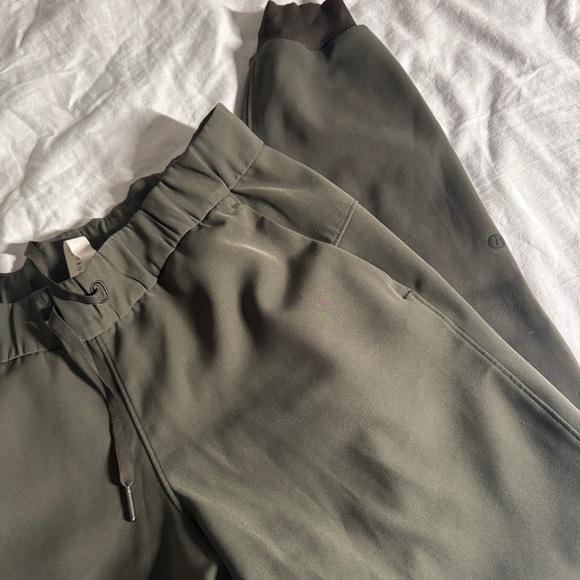 🤍 1 Lululemon On The Fly Joggers - Dark Olive - Picture 3 of 8